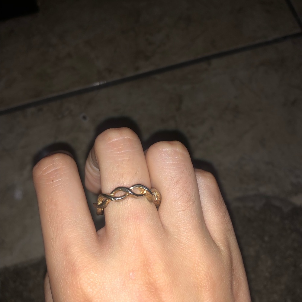 Elegant Gold Twist Ring